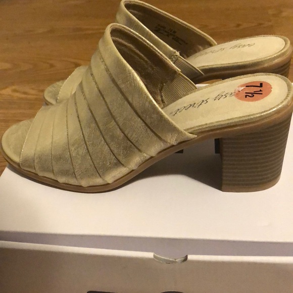 Super comfy golden tone slides! - Picture 2 of 4